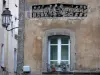 クレルモンフェラン - レリーフで飾られた家の正面、花と街灯で飾られた窓
