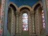 クレルモンフェラン - ロマネスク様式の大聖堂のノートルダム大聖堂の内部：ステンドグラスの窓