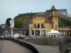 グランビル - 海辺のリゾートのカジノを見下ろすアッパータウンの城壁