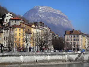 グルノーブル - 市内の家のファサード、イゼール川、木々、そしてSaint-Eynard山（Chartreuse massif）