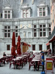 グルノーブル - ルネッサンス様式のParlement duDauphiné（旧裁判所）の旧宮殿の外観、SaintAndré広場のカフェテラス