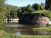 ケネスノイ - 池（水の計画）、要塞（城壁）、そして木々。 Avesnoisの地域自然公園内