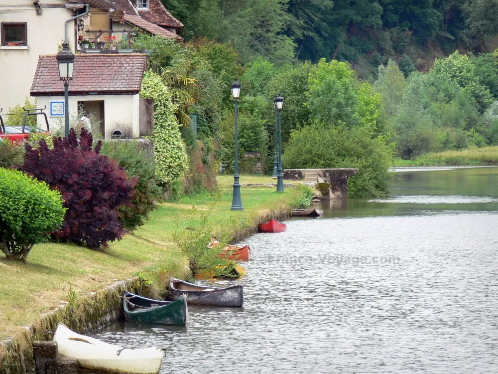のコレーズ県ガイド - コレーズの風景 - Beaulieu-sur-Dordogneの係留ボートとドルドーニュ川岸