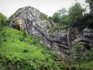 コンスタブルの帽子 - 石灰質層（地層）とカスケード・デ・ジェンダルメ滝。オー・ジュラの地域自然公園内