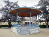 サリードベアム - 温泉地：公衆庭園の野外ステージと背景の温泉