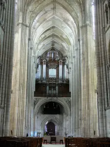サンカンタン - Saint-Quentin大聖堂の内部：身廊とオルガン