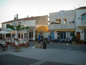 サントマリードラメール - レストランテラスが並ぶ小さな家の広場