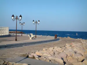 サントマリードラメール - ベンチや街灯、海で飾られた岩の散歩（私道）