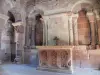サンピエール教会 - サンピエール教会の内部：ロマネスク様式の礼拝堂（高礼拝堂または空中礼拝堂）のピンク砂岩の祭壇