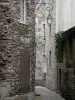サンマロ - 閉鎖都市：石造りの家が並ぶ路地、街灯