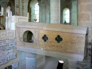 サンメヌー教会 - Saint-Menouxのロマネスク様式教会の内部：歩行可能な場所でのSaint Menouxの控除可能なもの（穴があいていて、聖Menouxの遺物が入っている石棺）