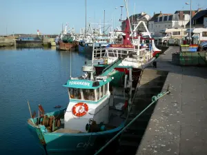 サンヴァーストラウーグ - 港：埠頭に停泊する漁船。コテンティン半島
