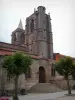サン・ボネ・ル・シャトー - その2つの尖塔と木で飾られた前庭で教会を結ぶ