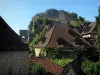 サンCirq-Lapopie - クェルシーのロト渓谷にある城の遺跡（遺跡）とLapopieの岩の景色を望む村の家の屋根