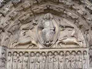 シャルトル - ノートルダム大聖堂：王宮の入り口（ゴシック様式建物の西側の正面玄関）にある彫刻の鼓楼（彫像、彫刻）