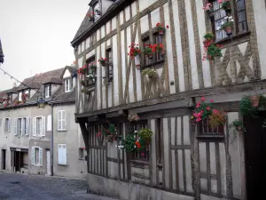 シャルトル - 旧市街の花で飾られた窓付きの木骨造りの家