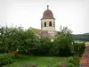 ジニー - 修道院教会の八角形の鐘楼、花と木で飾られた庭園
