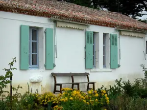ジョルジュ・クレメソーの家 - 家、ベンチ、庭の花