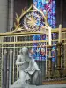 ソワソン - サン=ジェルヴェ=エ=サン=プロタイス大聖堂の内部：錬鉄の聖歌隊のフェンス、像、ステンドグラス