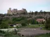 タリアール - 野菜の庭を見下ろす岩場の露頭にある中世の城