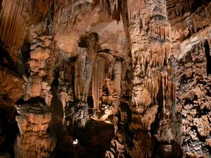 デモイゼルの洞窟 - 大ホールのコンクリート：柱、鍾乳石