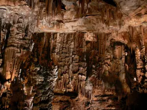 デモイゼルの洞窟 - 大ホールのコンクリート：柱、鍾乳石