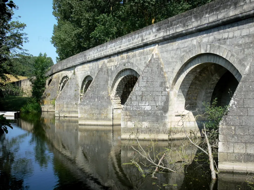 のドゥー・セーヴル県ガイド - エアヴォー - Thouet渓谷：Thouet川にまたがる中世橋Pont du Vernay