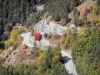 ドフィネの風景 - Oisans  -  Route of Alpe d'Huez：秋の色の木が並ぶ曲がりくねった道（ベンド）