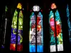 ヌヴェール - サン＝シル＝エ＝サント＝ジュリット大聖堂の内部：現代的なステンドグラスの窓