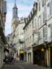 ヌヴェール - 正面を見渡せるフランソワ・ミッテラン通りのファサードやお店、全体を見渡す鐘楼