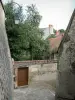 ヌヴェール - 階段状の路地、壁のランタン、壁や家