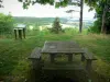 ビュートドモンテノワン - 周辺の景色を望むピクニック用のテーブル