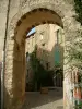 ファイヨンス - バックグラウンドでドアと石の家