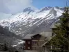 フックスダロス - 雪に覆われた山々と山々の景色を望むヴァルダロス1800スキーリゾートのシャレー