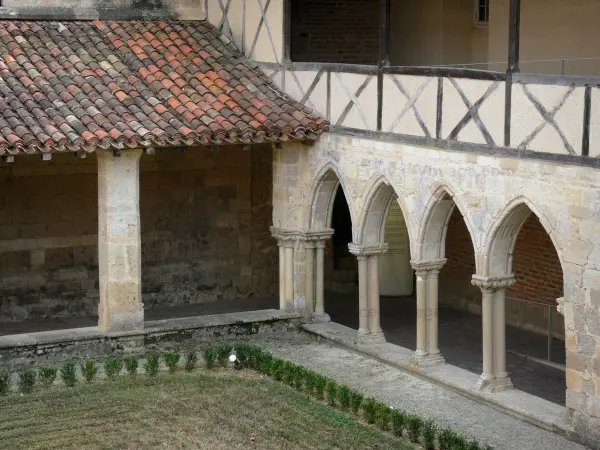 フララン修道院 - 観光、ヴァカンス、週末のガイドのジェール県