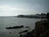 ブルターニュの沿岸風景 - 海（大西洋）、小さな岩、海岸に家が点在