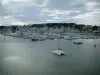ブルターニュの沿岸風景 - ラトリニテシュールメール港とそのヨットとボート