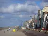 ブレイ、砂丘 - オパールコースト：砂浜、街灯が並ぶ堤防、遊歩道、海辺のリゾート地の建物、青い空に浮かぶ雲