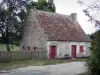 ブレンヌ地方自然公園 - 石造りの家、道および木
