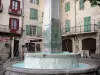 プリヴァ - 噴水と共和国広場のファサード