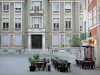 プリヴァ - 市庁舎とカフェテラスのファサード