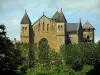 ボーモンデュペリゴール - ゴシック様式の要塞教会と木々