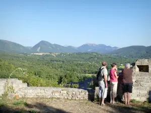 ポエトラヴァル - 古い村から周囲の風景のパノラマ