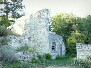 ポエトラヴァル - 村の古い石