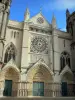 ポワティエ - 聖ペテロ大聖堂ゴシック様式：ファサード、バラの窓、彫刻された鼓膜のある入り口