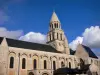 ポワティエ - ノートルダムラグランデロマネスク様式の教会と鐘楼、青い空に浮かぶ雲