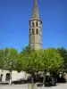 マルシアック - 平面の木で装飾された旧アウグスティヌス修道院の八角形の鐘楼とシュヴァリエダントラの場所