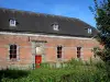 マロイユ - Avesnoisの地域自然公園の家を収容するレンガ（修道院の残党）のチタンの納屋