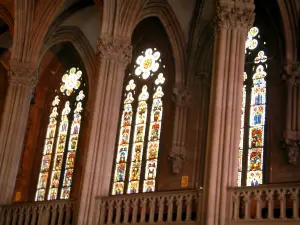 ミュルーズ - サンテティエンヌ寺院の内部（ステンドグラスの窓）