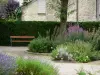 ミリー・ラ・フォレ - シンプルなベンチと庭の植物